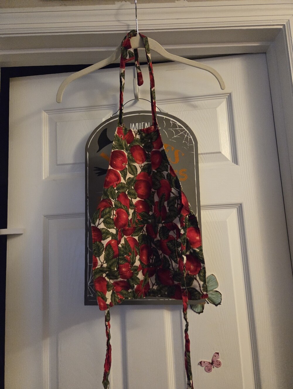 Tiny apple and leaves apron with large pocket